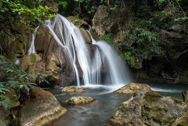 Cascata di Pha-Tak in foresta pluviale profonda al parco nazionale di Khao Laem