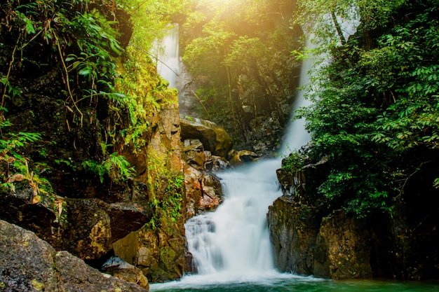 Cascata di Phlio nel parco nazionale di Namtok Phlio