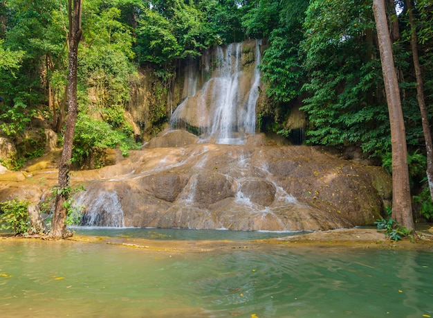 Cascata di Sai Yok nella foresta in Kanchanaburi, Tailandia.