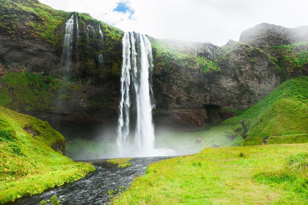 Cascata di Seljalandsfoss in Islanda. Bellissimo paesaggio estivo