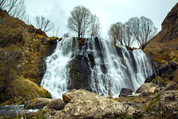 Cascata di Shaki con roccia in Armenia