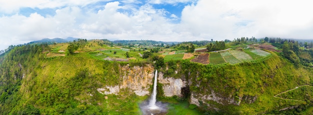 Cascata di Sipiso-piso di vista aerea a Sumatra, Indonesia.