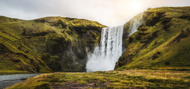 Cascata di Skogafoss in Islanda in estate.