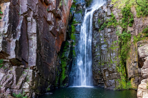 Cascata di Veu da Noiva situata a Serra do Cipo nello stato di Minas Gerais in Brasile