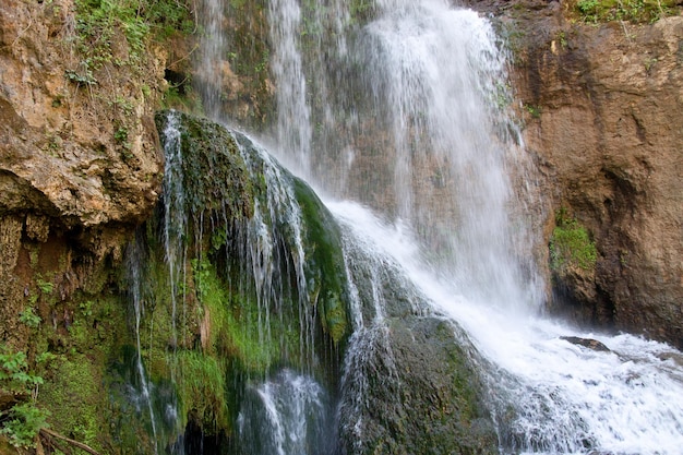 Cascata durante la stagione primaverile