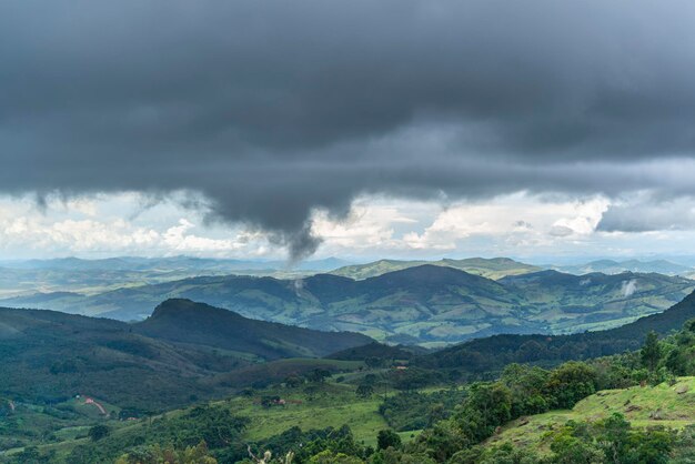 Cascata e foresta pluviale Aiuruoca Minas Gerais Brasile Cascata dos Garcia