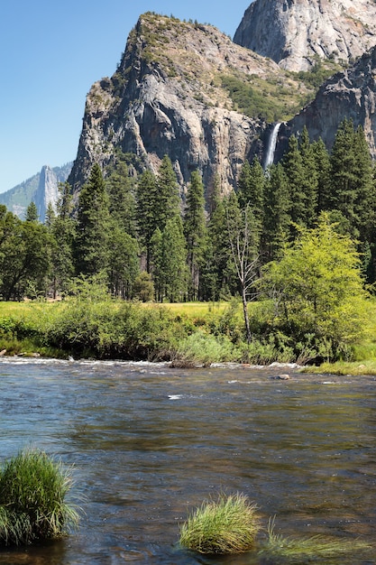 Cascata e il fiume Merced a Yosemite in un giorno d'estate