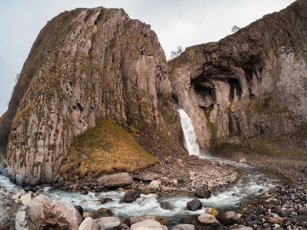 Cascata GilSu nel Caucaso settentrionale Russia Bellissimo paesaggio autunnale Montagne in autunno mattina