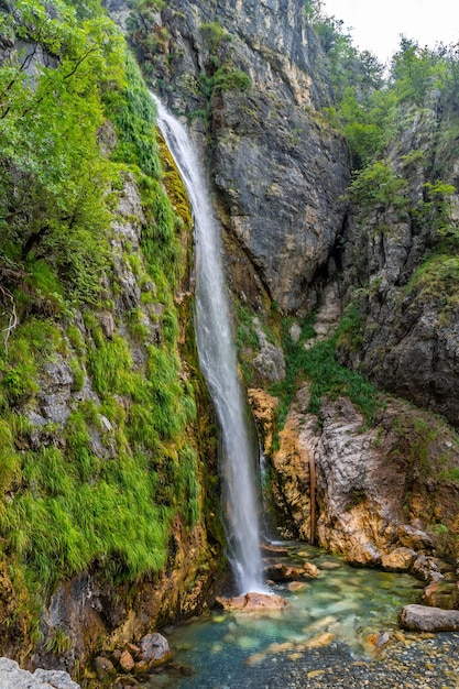 Cascata Grunas nel Parco Nazionale di Theth Albania Alpi Albanesi