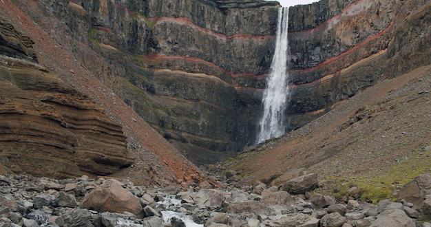 Cascata Hengifoss situata nell'Islanda orientale