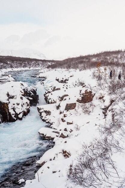 Cascata Hlauptungufoss La "cascata più blu d'Islanda" L'acqua blu scorre sulle pietre Inverno Islanda Visita l'Islanda Escursioni alla cascata bruarfoss