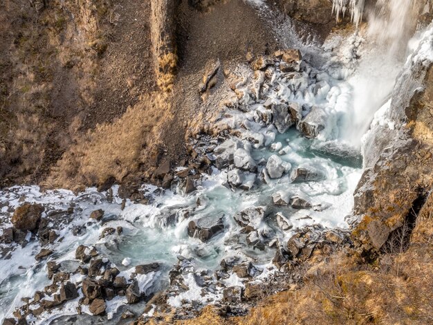 Cascata Hundafoss vicino a Svartifoss nella stagione invernale con fiume ghiacciato in Islanda