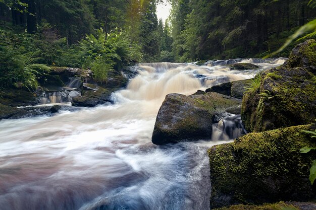 cascata in Carelia su una lunga esposizione. Foto di alta qualità