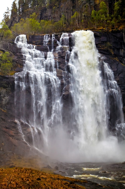 Cascata in montagna: flusso e spruzzi, Norvegia