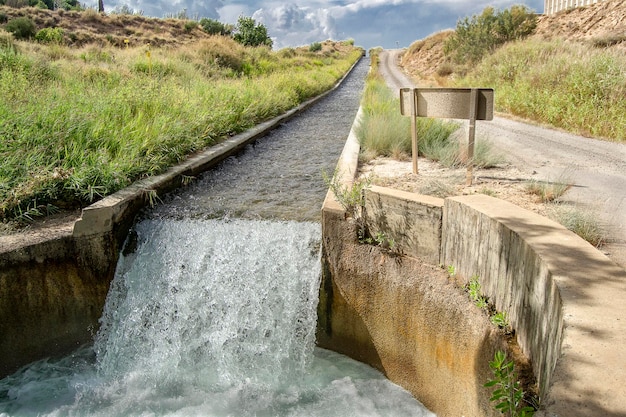 Cascata in un canale vicino a Lleida Catalogna Spagna