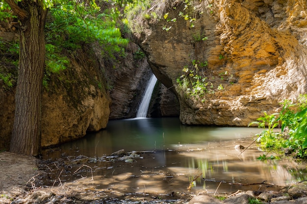 Cascata in una gola di montagna