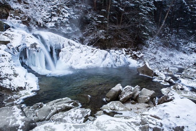 Cascata Kameneckiy nelle montagne carpatiche