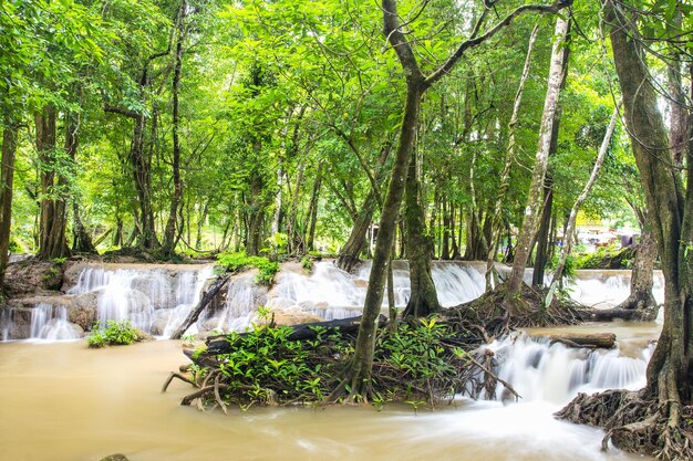 Cascata Keingkravia a sangkhlaburi Kanjanaburi Thailandia