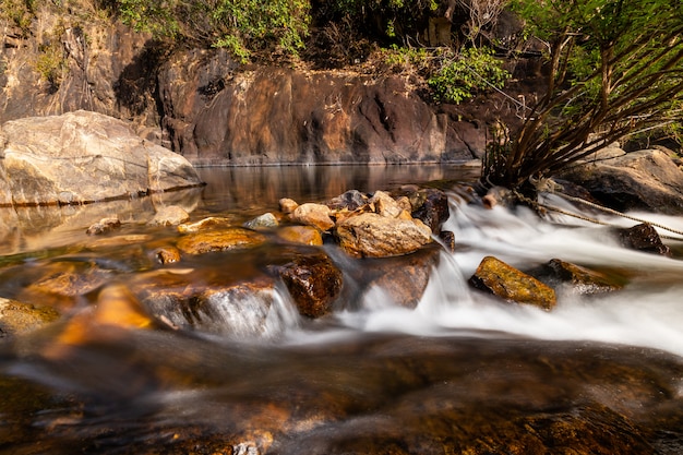 Cascata Klong Plu Koh Chang, Trat, Thailandia per le vacanze.