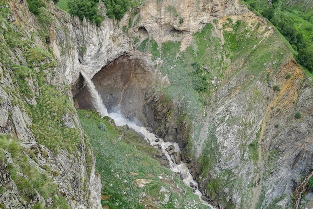 Cascata Kyzylsu circondata dalle montagne del Caucaso vicino a Elbrus Jilysu Russia