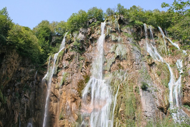 Cascata, laghi di Plitvice, Croazia, Europa. Stagni e cascate nel verde della vegetazione