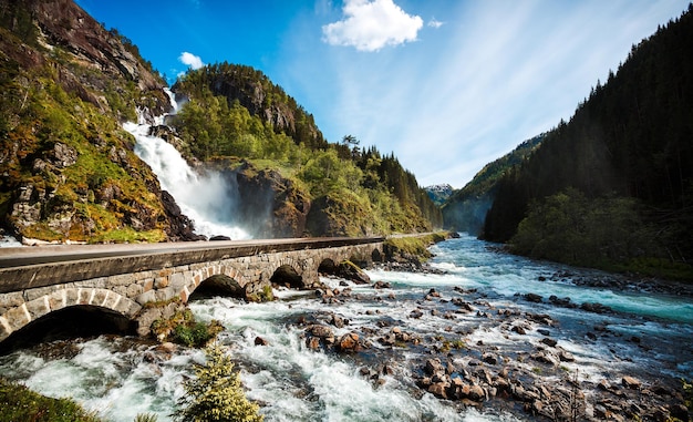 Cascata Latefossen Odda Norvegia. Latefoss è una potente cascata gemella.