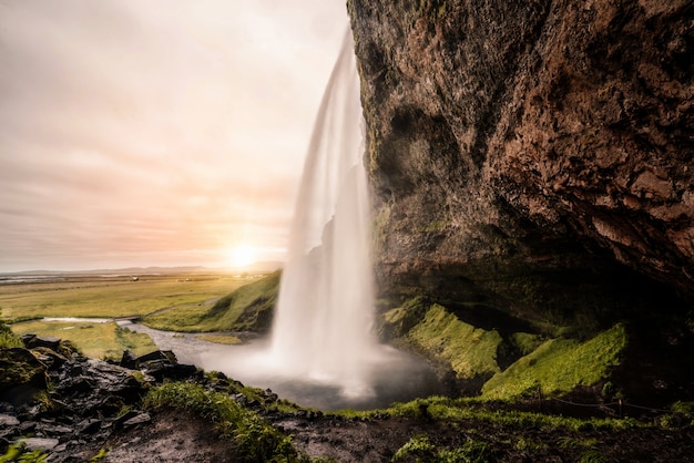 Cascata magica di Seljalandsfoss in Islanda.