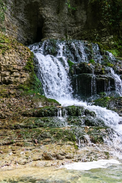 Cascata nel bellissimo canyon naturale di Martvili in Georgia