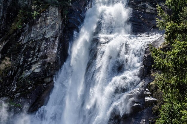 Cascata nel paesaggio naturale