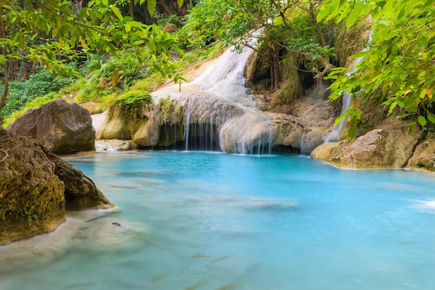 Cascata nel paesaggio tropicale