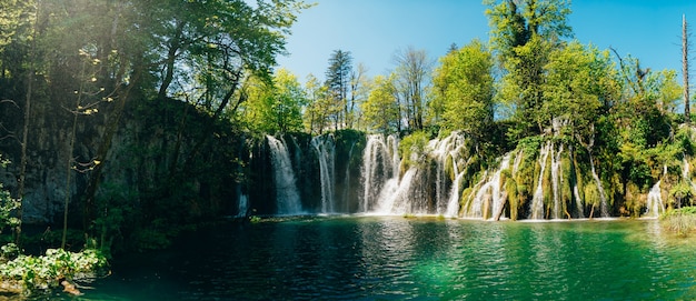 Cascata nel parco nazionale dei laghi di plitvice croazia waterfal