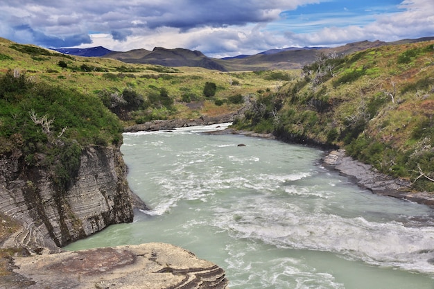 Cascata nel Parco Nazionale Torres del Paine in Patagonia, Cile