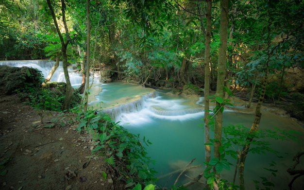 Cascata nella foresta al parco nazionale della cascata di Huay Mae Kamin, Tailandia