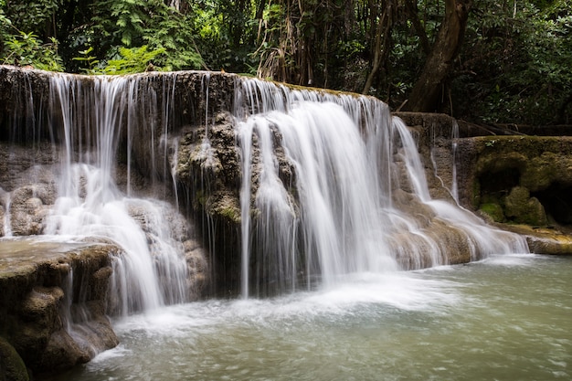 Cascata nella foresta al parco nazionale di Erawan, Thailandia