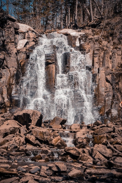 cascata nella foresta d'autunno