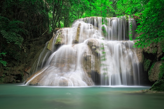 Cascata nella foresta della Thailandia occidentale, Huay Mea Khamin