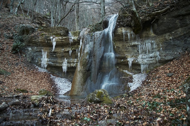 Cascata nella foresta di Crimea