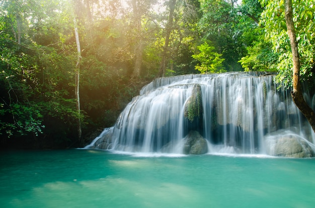 Cascata nella foresta profonda, Tailandia