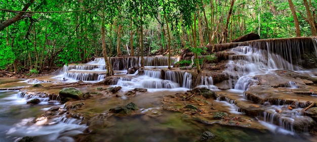 Cascata nella foresta tropicale, a ovest della Thailandia