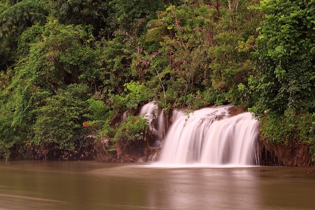 Cascata nella foresta tropicale, a ovest della Thailandia