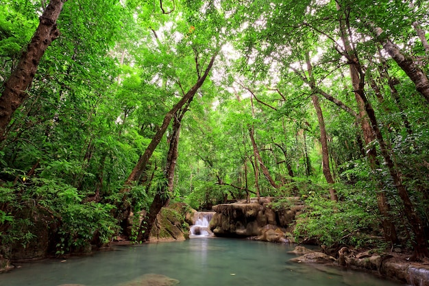 Cascata nella foresta tropicale, a ovest della Thailandia