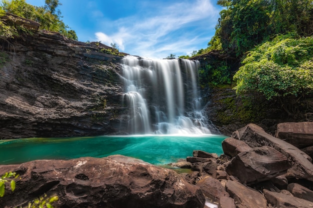 Cascata nella foresta tropicale al Parco Nazionale di Khao Yai Thailandia Haew EUm Waterfall è una cascata