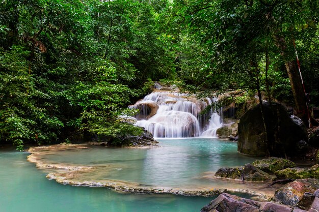 Cascata nella foresta tropicale nella provincia di Kanchanaburi del parco nazionale di Erawan, Tailandia