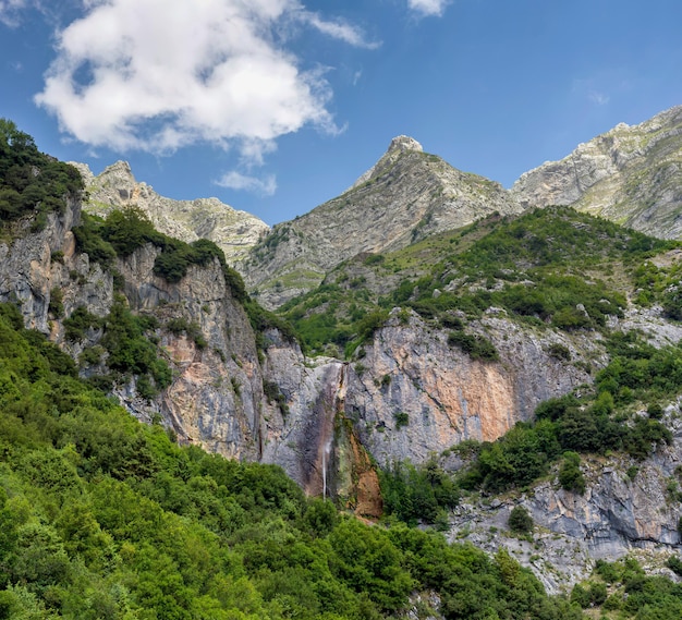 Cascata nella regione delle montagne Athamanian Tzoumerka Grecia