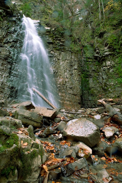 Cascata nella stagione autunnale