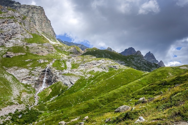 Cascata nella valle alpina del Parco Nazionale della Vanoise, Savoie, Alpi francesi