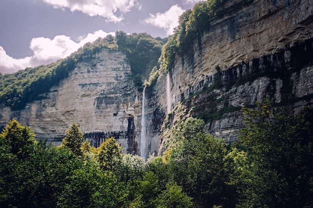 Cascata nella vista delle montagne rocciose