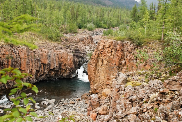 Cascata nelle rocce