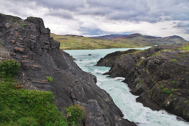 Cascata Salto Grande nella Patagonia del parco nazionale Torres del Paine