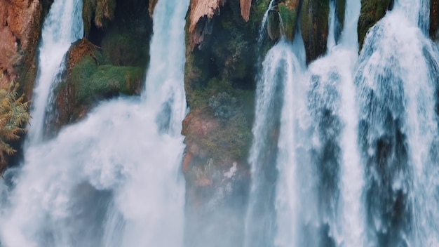 Cascata schiumosa bianca sgorga dalla scogliera Vista drone in primo piano Il potere degli elementi Riserva